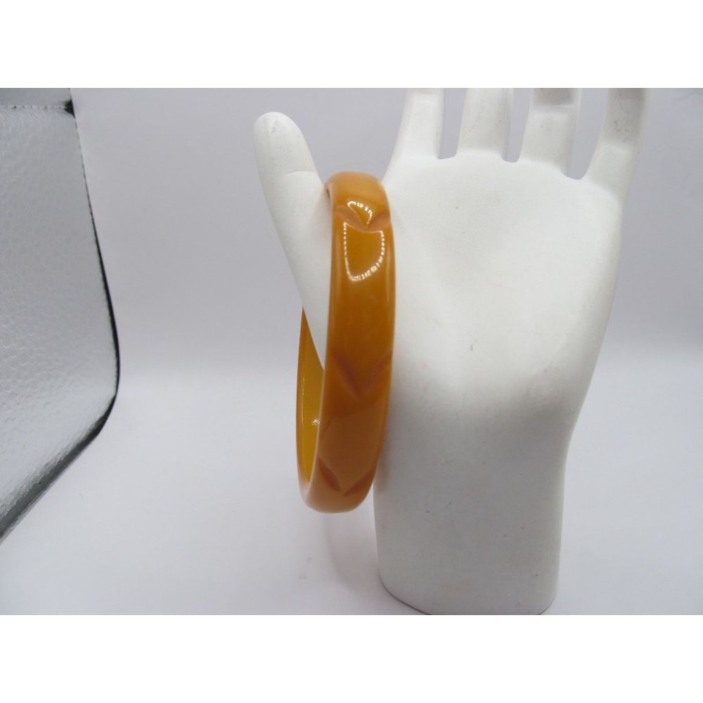 Vintage Carved Butterscotch Bakelite Bangle Bracelet - Picture 10 of 10